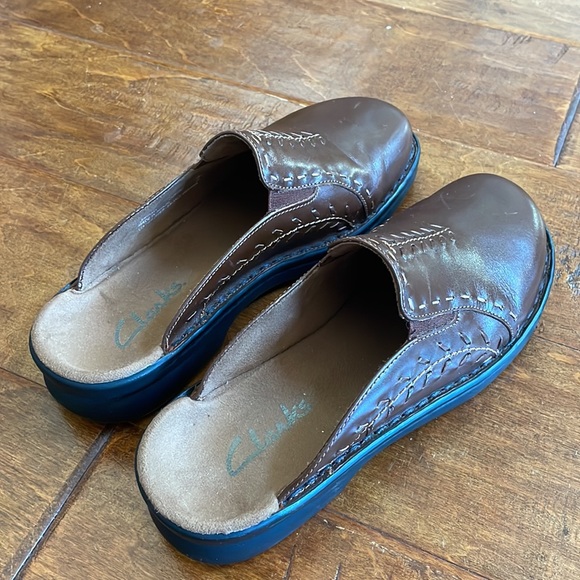Clarks Brown Leather 7 Slip On Mules Slides Shoes Stitching Details Brazil EUC - Picture 16 of 16